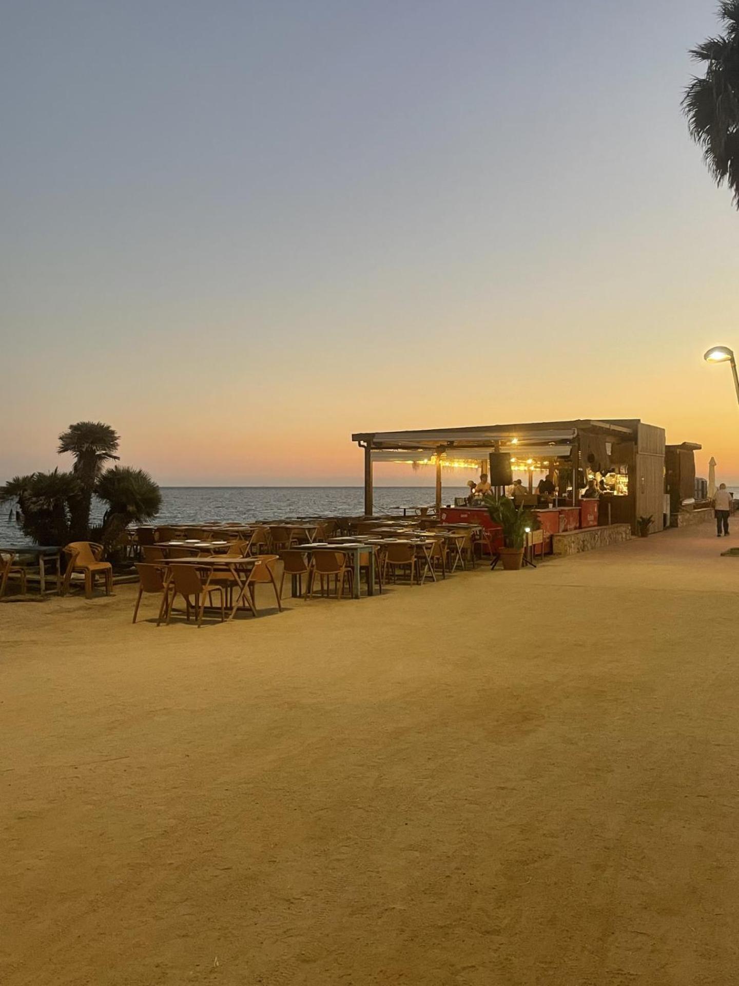 Espectacular casa indiana en primera línea de mar Vilassar De Mar Exterior foto